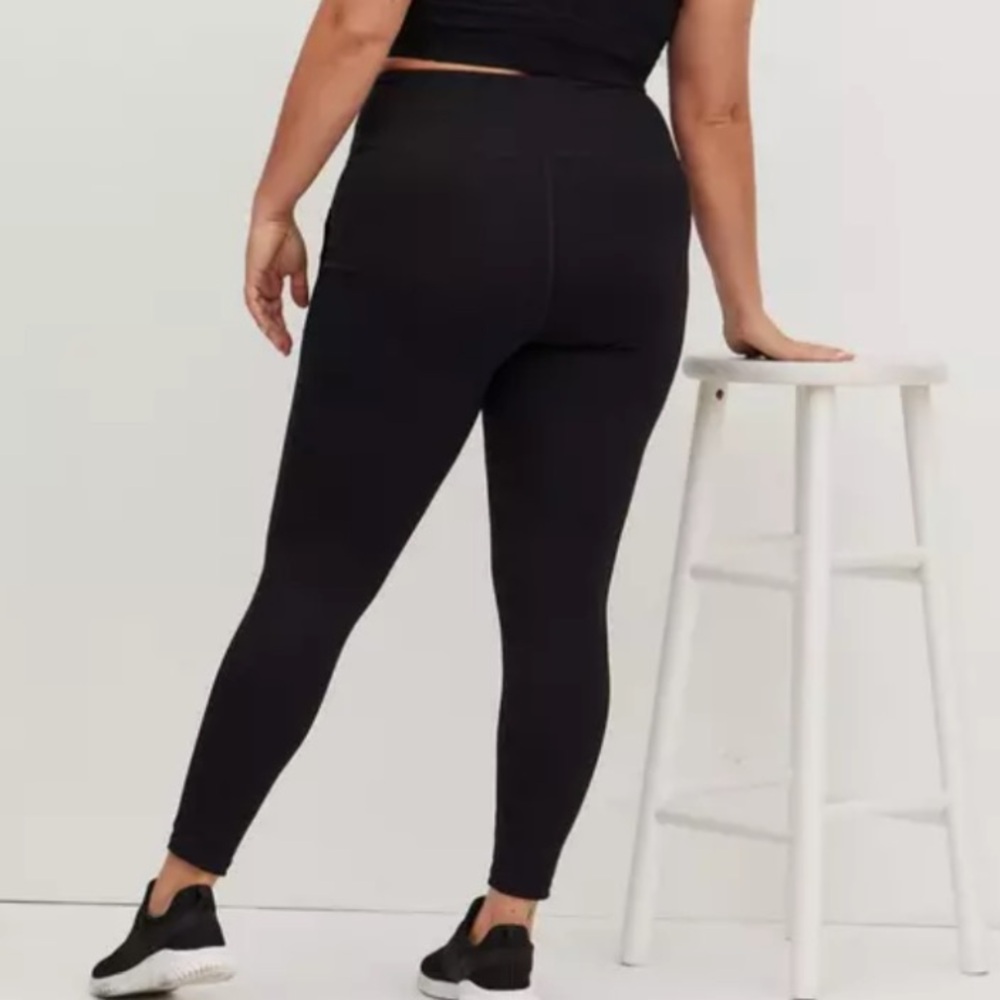 Torrid Performance Core Full Length Legging With Patch Pockets - Picture 3 of 5